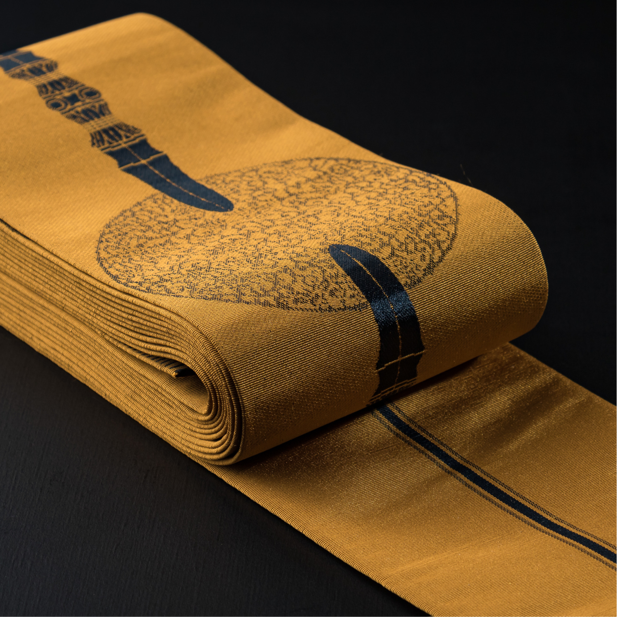 Yamaobi by Hiromine Nakamura -独鈷華皿/金茶に黒-