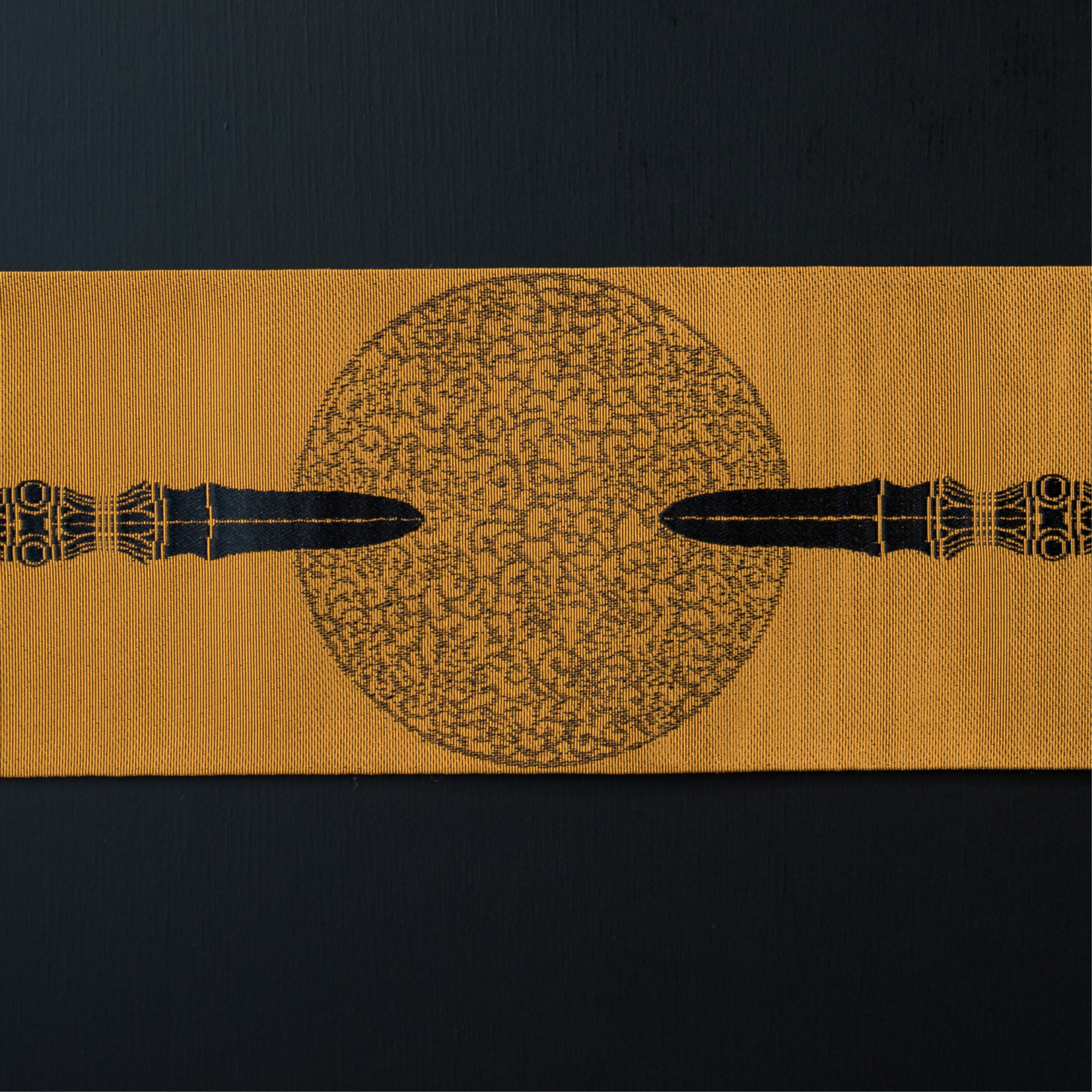 Yamaobi by Hiromine Nakamura -独鈷華皿/金茶に黒-